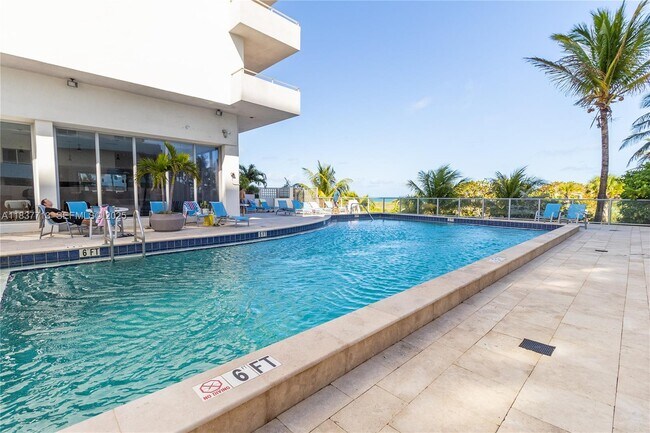 Foto del edificio - 9225 Collins Ave