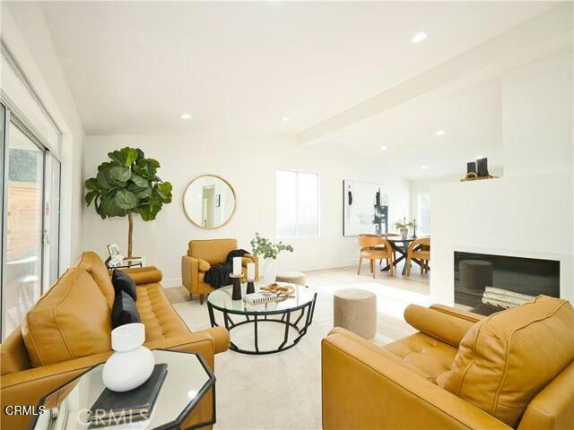 Foto del edificio - 7221 Fallbrook Ave