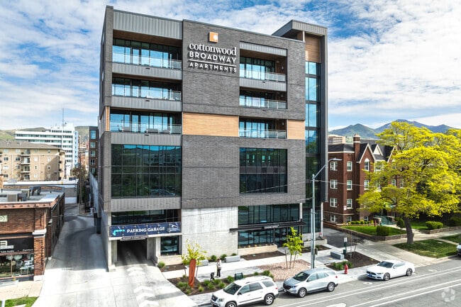 Building Photo - Karve on Broadway