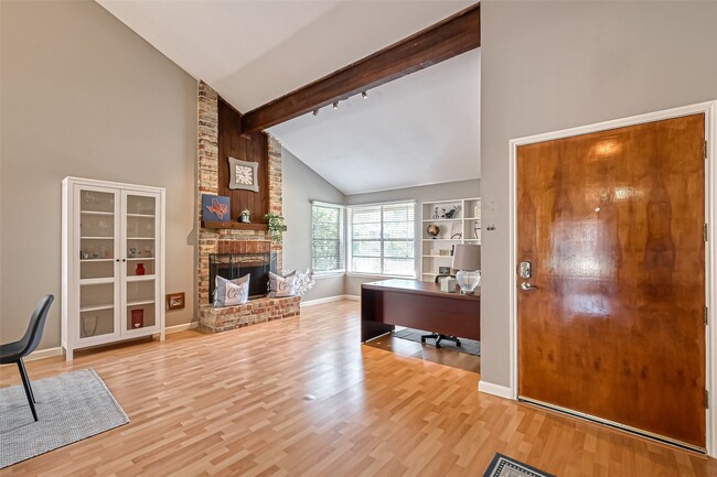 Foto del edificio - 2215 Fort Laramie Dr