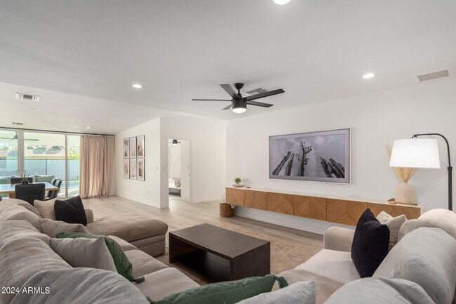 Foto del edificio - 8549 E Roma Ave