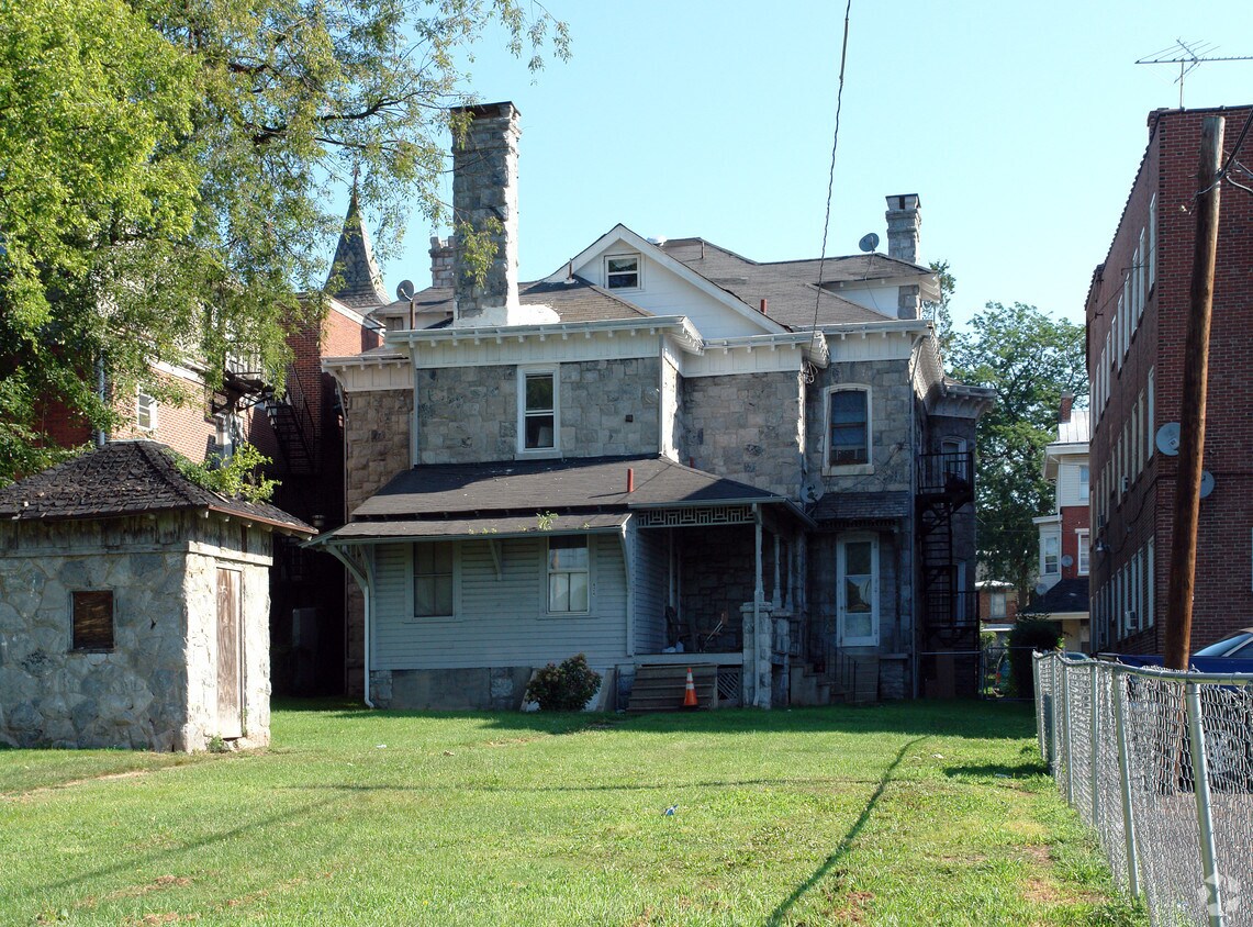 Building Photo - 824 W Main St