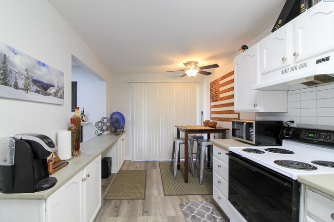 Foto del edificio - Fully Furnished 1 Bed, 1 Bath Apartment in...