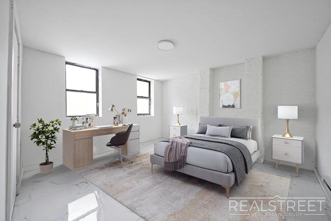 Building Photo - Massive 4BD/4BA Duplex with Office & Priva...