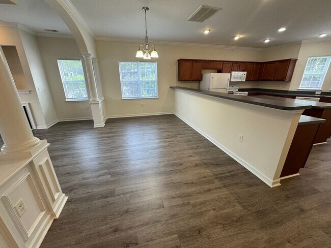 Foto del edificio - 3 Bed END UNIT! AVAILABLE NOW!