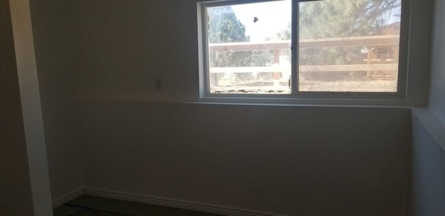 Building Photo - Charming Downstairs apartment