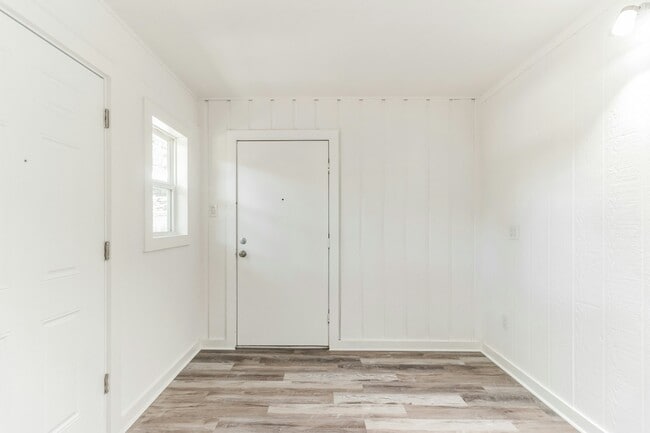Building Photo - 124 E Castlebriar Dr