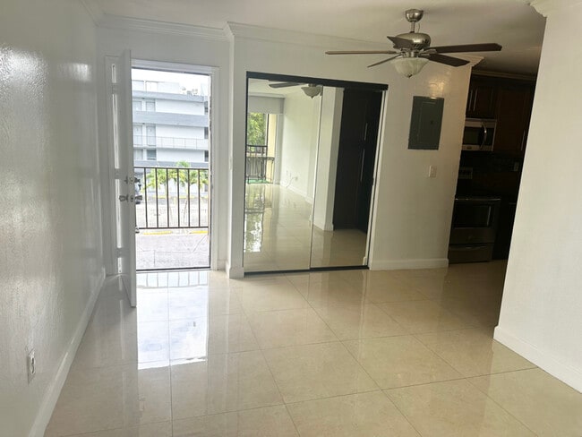 Building Photo - 8840 Fontainebleau Blvd