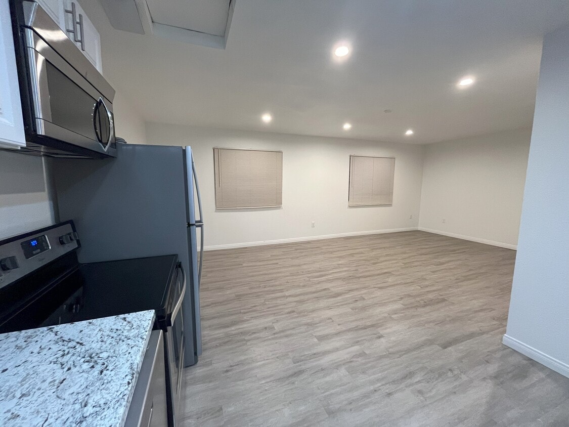 Foto principal - 8069 Darryl St