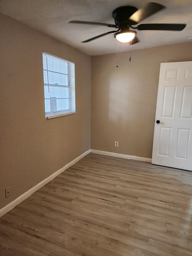 Foto del edificio - Updated 3/2 with oversize bedrooms