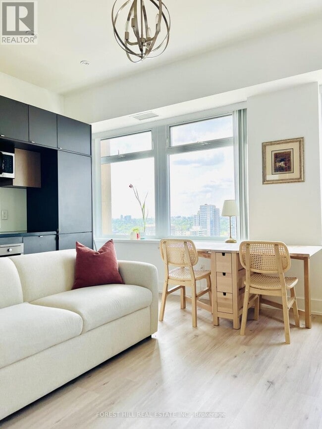 Photo du bâtiment - 111 St Clair Ave W