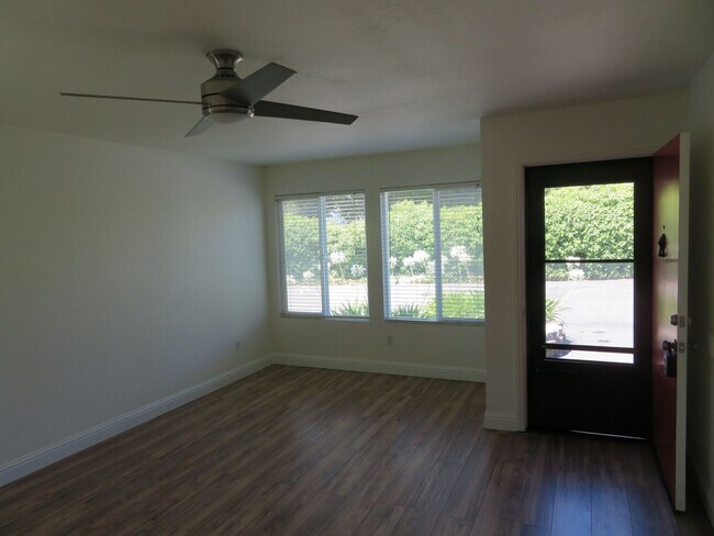 Foto del edificio - Beautiful 2 bed 1 bath end unit Townhome i...