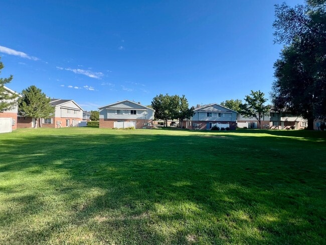 Building Photo - 3 bed 1.5 bath townhome/condo available Soon!