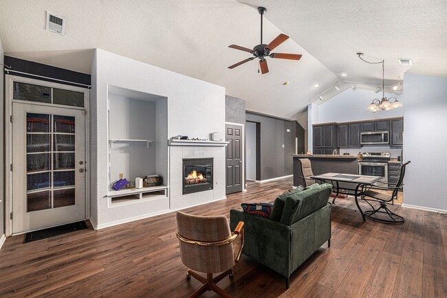 Foto del edificio - Single room for rent in the heart of Heath...