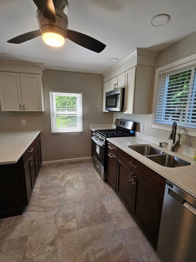 Foto del edificio - Stunning 4 Bed 2 Bath Single Family Rental...