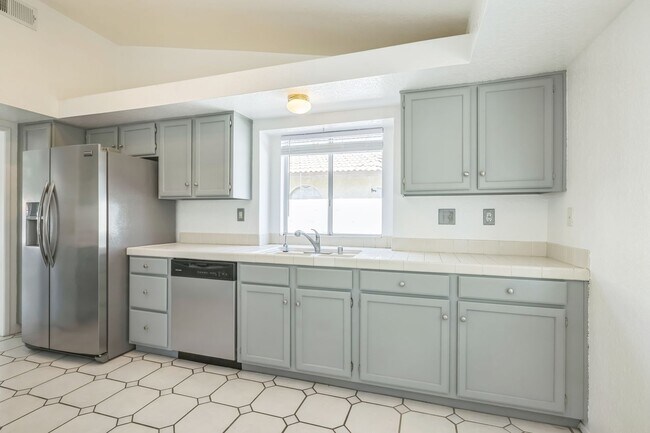 Building Photo - 4 Bed / 2 Bath Home with Two-Car Garage