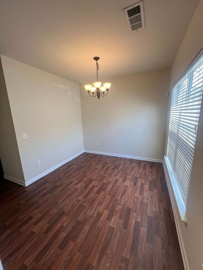 Foto del edificio - NOW AVAILABLE!!! Beautiful brick-front 2 b...