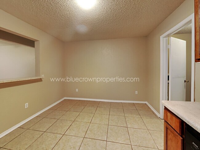 Foto del edificio - 654 S Rogers Rd