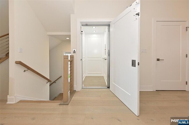 Building Photo - 31 Hearthstone Ct