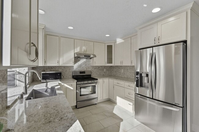 Building Photo - Updated Family Spacious Home w/ Fenced in ...