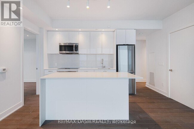 Building Photo - 1928 Lake Shore Blvd W