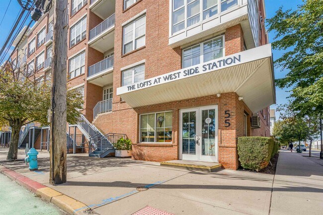 Foto del edificio - 55 Mallory Ave