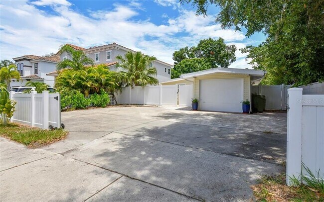 Building Photo - 1675 Siesta Dr