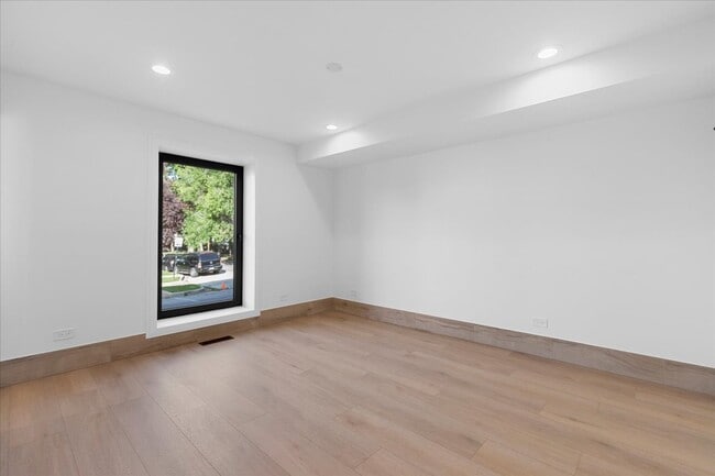 Foto del edificio - 2023 N Drake Ave