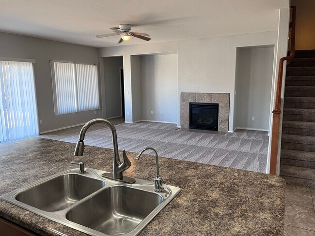 Foto del edificio - 5 bed 3 bath 3 car garage in San Tan Valley