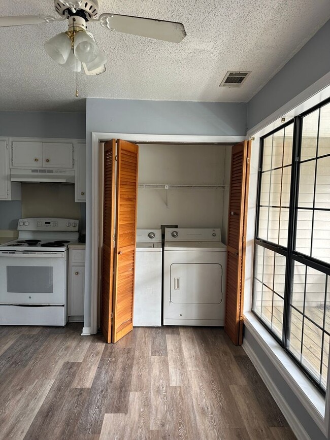 Foto del edificio - Coming soon 3 Bedroom 2 1/2 bath Townhome