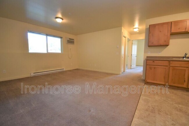Building Photo - 807 W Villard St