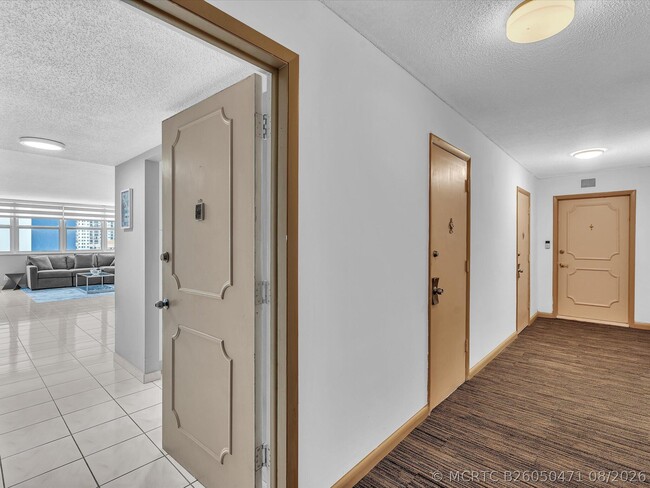 Building Photo - 1410 S Ocean Dr
