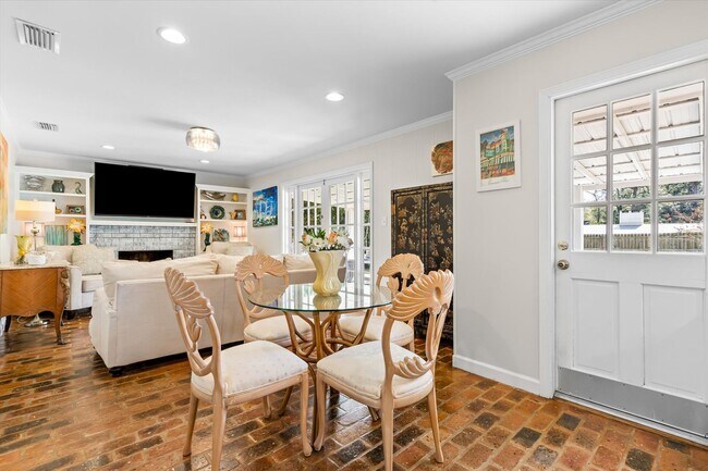 Foto del edificio - Spacious 4-Bedroom Home with Pool, Two Pri...