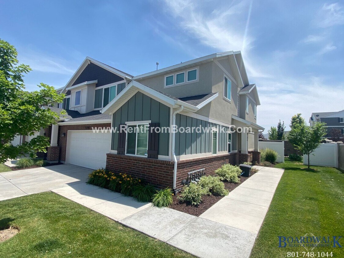 Foto principal - Amazing 4 Bed 3 Bath End Unit Townhome Wit...