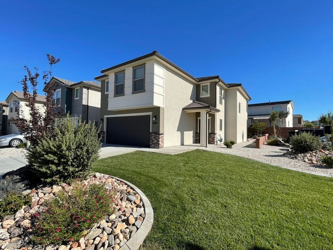 Primary Photo - 4 bed / 2.5 bath / 2 car Desert Canyons house