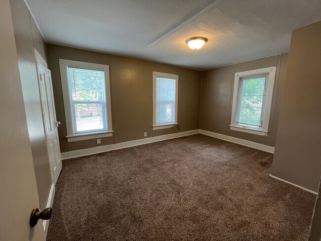 Foto del edificio - 319 E Main St