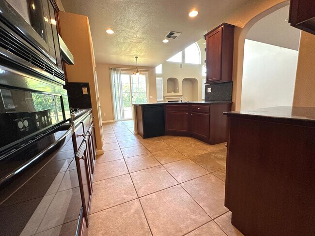Foto del edificio - Gated Community Stunner Ready to be Called Home