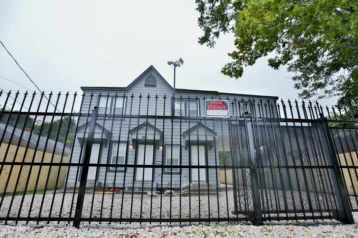 Puerta de metal - 3203 Elgin St