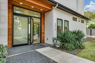 Building Photo - 2015 De Verne St