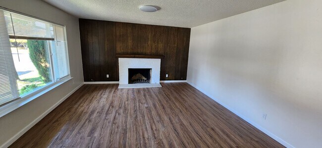Building Photo - Beautifully Updated 3 Bedroom 2 Bathroom D...