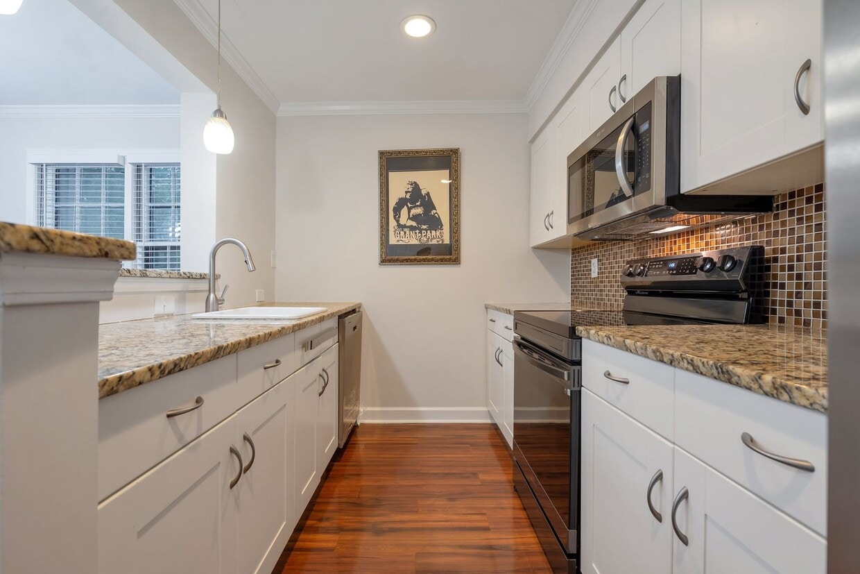 Foto principal - Spacious 2/2 Condo w/ Great Roommate Setup!