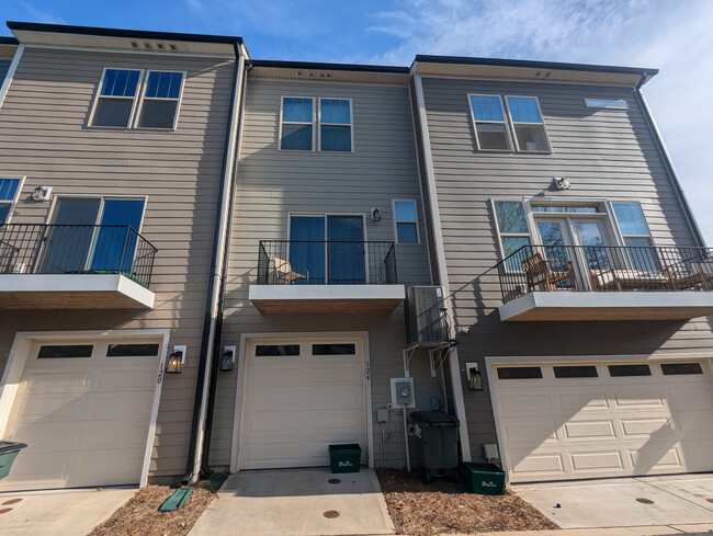 Building Photo - Room in Townhome on Judson Ave