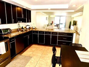 Building Photo - 2500 Parkview Dr