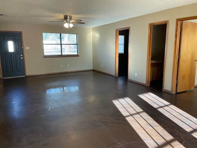 Building Photo - 3 bedroom 2 bath close to everything