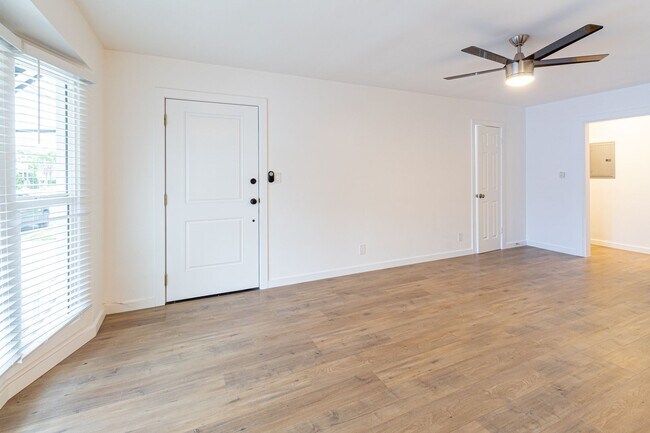 Building Photo - 1521 E 2nd Street