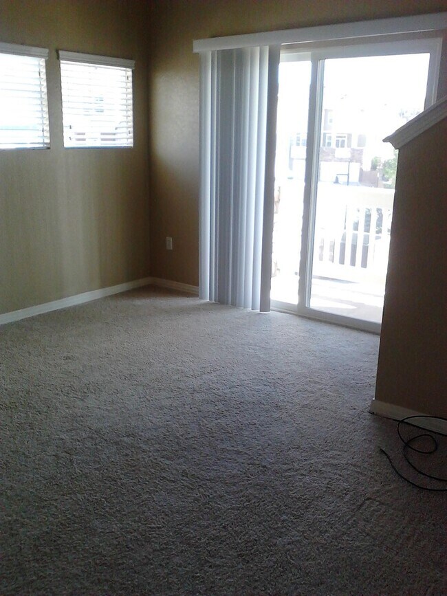 Building Photo - Fantastic!  Light and Bright!  1 bed + lof...