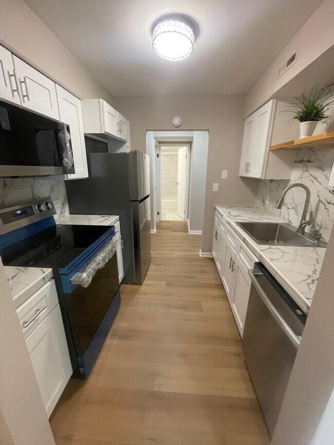 Building Photo - 1047 S Evergreen Ave