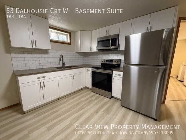 Photo du bâtiment - Bright 1-bedroom plus office lower-level suite with fully fenced yard and Utilities Included!