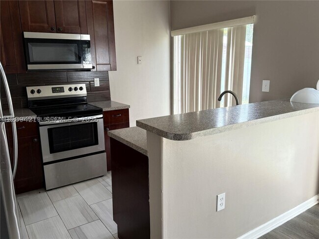 Foto del edificio - 19030 NW 54th Ave