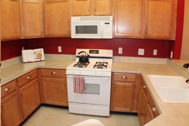 Building Photo - 2820 S Knightsbridge Cir